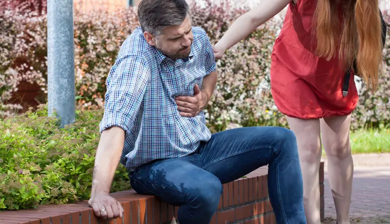 Mellkasi fájdalom tünetei, okai és teendők